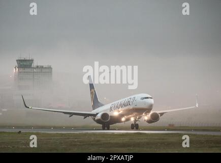 Cork Airport, Cork, Irland. 02. Mai 2023. Eine Ryanair Boeing 737 nach Gran Canaria fährt die Landebahn hinunter, während sie sich auf den Start im Nebel am Flughafen Cork, Cork, Irland, vorbereitet. David Creedon/Alamy Live News Stockfoto