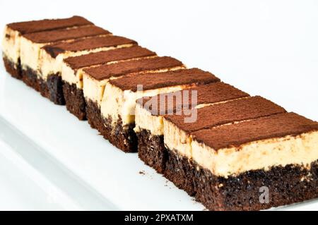 Vorbereitet für besondere Anlässe, leckere und schöne Schokolade kleinen Kuchen, isoliert auf weißem Hintergrund Stockfoto