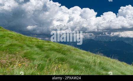 Bewölkter Himmel über grünen Wiesen in den Trentino-Bergen Norditaliens Stockfoto
