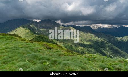 Bewölkter Himmel über grünen Wiesen in den Trentino-Bergen Norditaliens Stockfoto