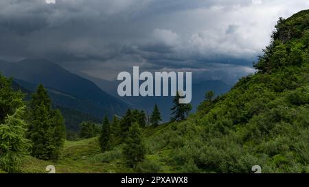Bewölkter Himmel über grünen Wiesen in den Trentino-Bergen Norditaliens Stockfoto