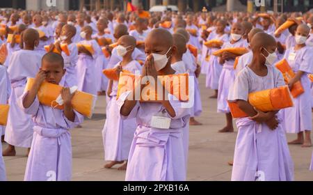 Anhänger nehmen an der Massenkoordinationszeremonie im Wat Phra Dhammakaya Tempel Teil. Über 5.000 neue buddhistische Mönche wurden auf dem Gelände der DHA geweiht Stockfoto