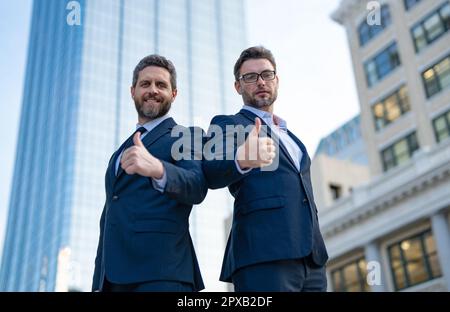 Erfolgreiche Geschäftsführung mit Daumen nach oben. Erfolgreiche Geschäftsführung im Freien. Stockfoto