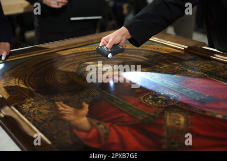 Gent, Belgien. 02. Mai 2023. Pressekonferenz zum Beginn der dritten Phase der Restaurierung des Mystischen Lammes am Dienstag, den 02. Mai 2023, in Gent. Die Tafeln des oberen Registers der inneren Tafeln in der Kathedrale werden demontiert und in das Museum der Schönen Künste in Gent transferiert. „Het Lam Gods“ Altarpiece (die Adoration des mystischen Lamms) von Hubert und Jan van Eyck befindet sich in der Sint-Baafs Kathedrale (St. Bavo's Cathedral) in Gent. BELGA FOTO JAMES ARTHUR GEKIERE Kredit: Belga News Agency/Alamy Live News Stockfoto