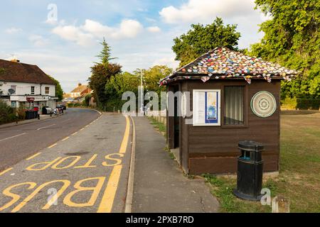 High Halden, Kent, vereinigtes Königreich, 21, August, 2022, hohe, von halden dekorierte Bushaltestelle und Schutz auf dem Dorfgrün Stockfoto