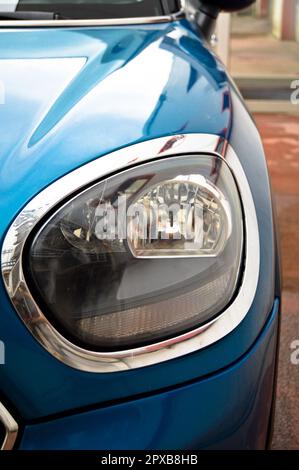 Detail der Auto-Scheinwerfer-Lampe, blau modern ein Luxus-Auto-Frontlampe Stockfoto
