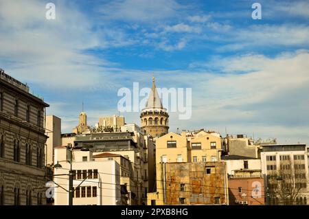 Galata-Brücke und Galata-Turm, einer der meistbesuchten Orte in Istanbul bosporus, 21. Januar 2023 Eminonu Istanbul Türkei Stockfoto