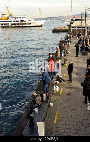 Galata-Brücke und Eminonu Fährhafen, einer der meistbesuchten Orte in Istanbul bosporus, Angeln, 21. Januar 2023 Eminonu Istanbul Türkei Stockfoto