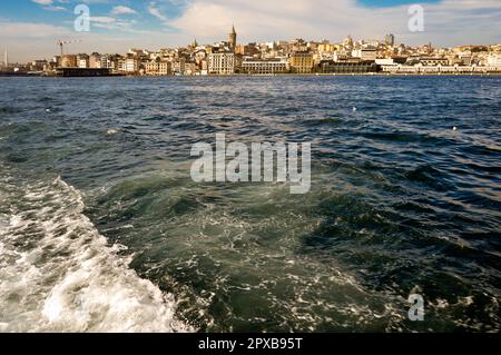 Galata-Brücke und Galata-Turm, einer der meistbesuchten Orte in Istanbul bosporus, 21. Januar 2023 Eminonu Istanbul Türkei Stockfoto