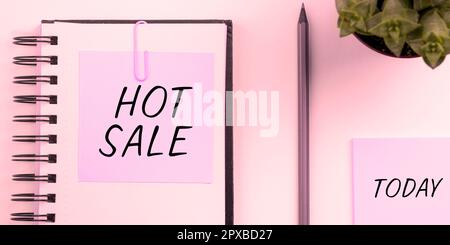 Schreiben mit Text Hot Sale, Business Concept setzt Produkte zu hohen Rabatten Super Preis Black Friday Stockfoto