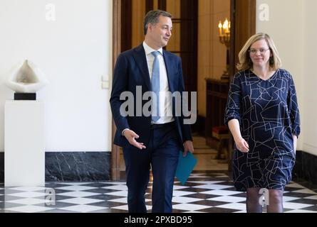 Brüssel, Belgien. 02. Mai 2023. Premierminister Alexander De Croo und Staatssekretärin für Gleichstellung und Vielfalt der Geschlechter Marie-Colline Leroy bildeten sie im Vorfeld der Eidgenössischen Zeremonie von Leroy, der Staatssekretärin für Gleichstellung und Vielfalt der Geschlechter werden wird, am Dienstag, den 02. Mai 2023 im Königspalast in Brüssel. Leroy ersetzt Schlitz, die aus ihrer Funktion zurückgetreten ist. BELGA FOTO BENOIT DOPPAGNE Kredit: Belga News Agency/Alamy Live News Stockfoto