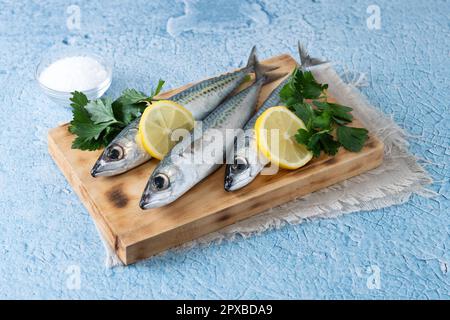 Rohes Makrelensalz auf blauem Hintergrund Stockfoto