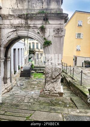 James Joyces Lieblingsort zum Ausruhen mit seinem Lieblingswein war neben dem Arco di Riccardo in Triest, Italien Stockfoto