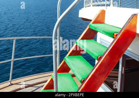 Holztreppen zum Schiff. Seefahrzeuggangway Stockfoto