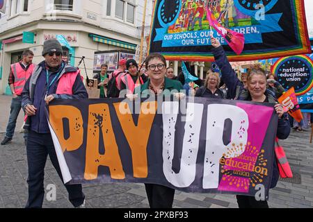 Dr. Mary Bousted (Zentrum), National Education Union Joint General Secretary, schließt sich Lehrermitgliedern der NEU an einer Kundgebung in Brighton an, bei der sie in einem anhaltenden Streit um die Bezahlung Walkouts durch England veranstalten. Foto: Dienstag, 2. Mai 2023. Stockfoto