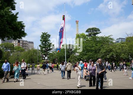 Ausländische Touristen besuchen am 1. Mai 2023 den Sensoji-Tempel im Unterhaltungsviertel Asakusa, Tokio in Japan. (Yohei Osada/AFLO) Stockfoto