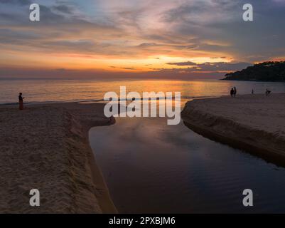 Luftaufnahme atemberaubende Reflexion des hellen goldenen Himmels in einem Kanal am Karon Beach Phuket. Stellen Sie sich eine Fantasie vor, bunte Wolken, die sich am Himmel des Sonnenuntergangs verändern. Gr Stockfoto