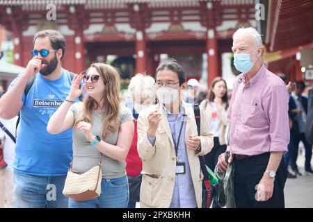 Ausländische Touristen besuchen am 1. Mai 2023 den Sensoji-Tempel im Unterhaltungsviertel Asakusa, Tokio in Japan. (Yohei Osada/AFLO) Stockfoto