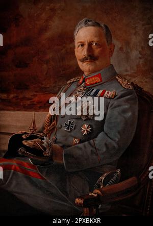 Erster Weltkrieg Kaiser Wilhelm II in Felduniform. 1914 Wilhelm II. Oder Wilhelm II. (Friedrich Wilhelm Viktor Albert; 1859-1941) war vom 15. Juni 1888 bis zu seiner Abdankung am 9. November 1918 der letzte deutsche Kaiser und König von Preußen. Trotz der Stärkung der Position des Deutschen Reiches als Großmacht durch den Aufbau einer mächtigen Marine, verärgerten seine taktlosen öffentlichen Äußerungen und seine sprunghafte Außenpolitik die internationale Gemeinschaft und werden von vielen als eine der Ursachen des Ersten Weltkriegs angesehen Als die deutschen Kriegsanstrengungen zusammenbrachen Stockfoto