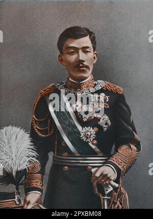 Japanischer Kaiser Yoshihito (Kaiser Taishō). Kaiser Taishō (Taishō-Tennō, 1879 – 1926), auch bekannt unter seinem persönlichen Namen Yoshihito, war der 123. Kaiser von Japan nach der traditionellen Erbfolge und vom 30. Juli 1912 bis zu seinem Tod im Jahr 1926 der zweite Herrscher des Reiches von Japan. Nach japanischem Brauch wird der Kaiser unter seiner Herrschaft einfach „der Kaiser“ genannt. Nach dem Tod ist er durch einen posthume Namen bekannt, der der Name der Ära ist, die mit seiner Herrschaft zusammenfällt. Nachdem er während der Taishō-Ära regiert hat, ist er als „Kaiser Taishō“ bekannt. Stockfoto