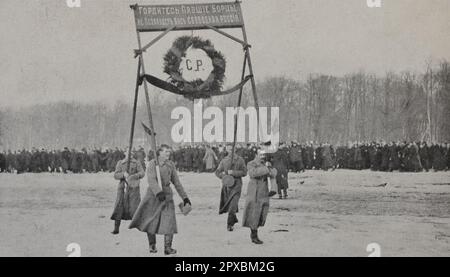 Russische Revolution. 1917 das Emblem der Revolutionsarmee: Soldaten tragen einen Kranz, gekrönt mit einer Inschrift in goldenen Buchstaben auf rotem Hintergrund: "Seid stolz, gefallene Kämpfer, das freie Russland wird euch nicht vergessen." Stockfoto