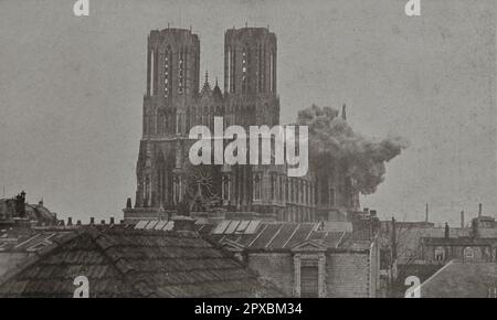 Erster Weltkrieg Die methodische Zerstörung von Reims. Das Platzen einer großen Muschel am Schnittpunkt der Kathedrale am 19. April 1917 um 1 Uhr nachmittags. Stockfoto