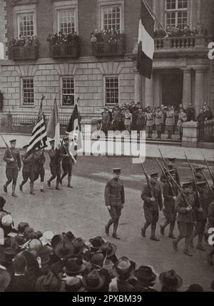Erster Weltkrieg Die erste französische Militärmission in den Vereinigten Staaten. Das Regiment der berühmten Harvard University paradiert vor den Offizieren der Missionsgruppen auf der Veranda des Harvard Clubs in Boston. Stockfoto