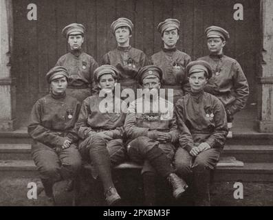 Erster Weltkrieg Stab des Frauenbataillons: In der Mitte, Frau Botchkareva, ihre Brust mit Dekorationen bedeckt; ihre Stellvertreter, Absolventen von höheren Schulen, wurden alle für frühere Kriegshandlungen ausgezeichnet. 1917 Stockfoto