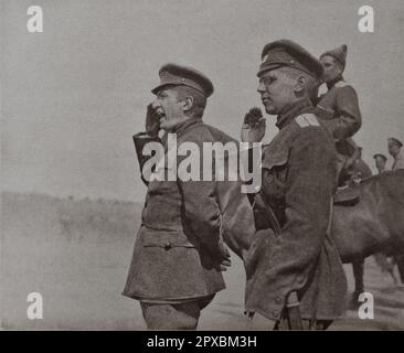 Erster Weltkrieg Alexander Kerensky reagiert während einer Prüfung an der Front auf die Grüße der Soldaten. Alexander Fjodorowitsch Kerensky (1881–1970) war ein russischer Rechtsanwalt und Revolutionär, der die russische Provisorische Regierung und die kurzlebige Russische Republik drei Monate lang von Ende Juli bis Anfang November 1917 führte. Stockfoto