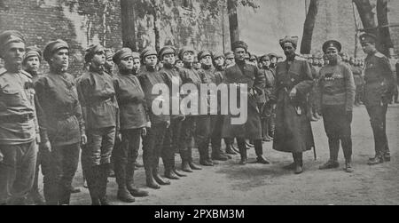 Erster Weltkrieg Ein von Frau Botchkareva, die sich bereits auf dem Schlachtfeld bewährt hat, geschaffenes und kommandierendes Frauenbataillon wird von General Polowtsow, сommander - in - сhief vom Militärbezirk Petrograd überprüft. 1917 Stockfoto