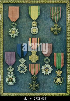 Erster Weltkrieg Kriegsdekorationen. Frankreich - Belgien von links nach rechts (oben), Frankreich: croix de la legion d'Honneur (Ehrenorden); Militärmedaille; Croix de Guerre (Kriegskreuz). - (Unten), Belgien: croix de Leopold Ier; croix de Leopold II; Militärmedaille und darunter croix de Guerre (Kriegskreuz); Ordre de la couronne (Kronenordnung); croix militaire (Militärkreuz). Stockfoto