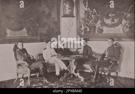 Erster Weltkrieg Russische Revolution. 1917 Uhr vor dem Herbst: Eine der letzten Fotositzungen von Kerensky an einen Fotografen in einem Wohnzimmer des Kremls in Moskau unter den französischen Wandteppichen der Don Quijote-Serie. Stockfoto