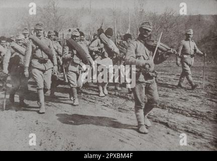 Erster Weltkrieg Unsere Rumänischen Verbündeten. Die rumänische Armee organisierte sich nach ihren 1916 Prozessen neu: Ein Regiment, das zum Klang der Geige nach vorne ging. Stockfoto