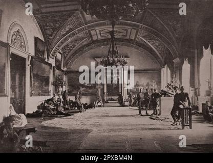 Erster Weltkrieg Russische Revolution. 1917 Blutige Tage in Petrograd: Junge Offiziere, Verteidiger der Kerensky-Regierung, warten in den Hallen des Winterpalastes auf den Angriff der Bolschewiken, dem sie erliegen werden, und keiner von ihnen wird sich zurückziehen, in der Nacht vom 7. Bis 8. November 1917 Stockfoto