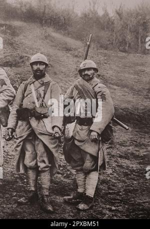 Erster Weltkrieg Französische Armee. 1914-1918 Handgrenadier (links). Angriffsausrüstung. Stockfoto