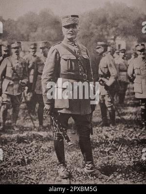 Foch, Marshal von Frankreich. Ferdinand Foch (1851-1929) war ein französischer General- und Militärtheoretiker, der während des Ersten Weltkriegs als Oberster alliierter Befehlshaber diente. Als aggressiver, sogar rücksichtsloser Befehlshaber bei den ersten Marne-, Flandern- und Artois-Kampagnen von 1914 bis 1916 wurde Foch Ende März 1918 zum Oberbefehlshaber der Alliierten angesichts der völlig deutschen Frühjahrsoffensive, die die Alliierten mit frischen Soldaten und neuen Taktiken, die Gräben nicht eindämmen konnten, zurückdrängte. Er hat die französischen, britischen und amerikanischen Bemühungen erfolgreich zu einem kohärenten Ganzes koordiniert, das geschickt mit seiner Straße umgeht Stockfoto