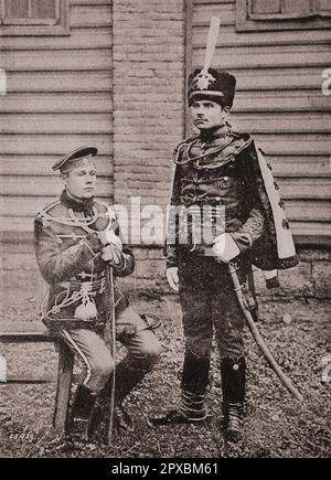 Kaiserliche Russische Armee. Wachen Kavallerie Verließ Das Grodno Hussar Life Guards Regiment (Warschau). Richtig: Hussar Life Guards Regiment (Zarskoie Selo) seiner Majestät. Stockfoto