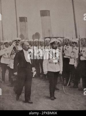 Erster Weltkrieg Der Präsident der Französischen Republik in Russland. Juli 1914 die Überprüfung der Matrosen der Garde in Peterhof durch Raymond Poincaré und Nicholas II. Aus Russland Raymond Nicolas Landry Poincaré (1860-1934) war ein französischer Staatsmann, der von 1913 bis 1920 Präsident Frankreichs und dreimal Premierminister Frankreichs war. Stockfoto