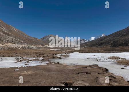 Yumesamdong, ein malerisches Hochlandtal in North Sikkim, berühmt für seine schneebedeckten Gipfel und die natürliche Schönheit. Stockfoto