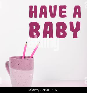 Schreiben, in dem Text „Have A Baby“ angezeigt wird, Word für Eltern erwarten oder werden ein neugeborenes Kind bekommen Stockfoto