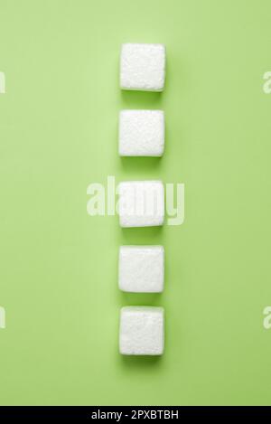 Weiße Styroporwürfel auf dem farbigen Schreibtisch. Brandneue Informationen. Stockfoto