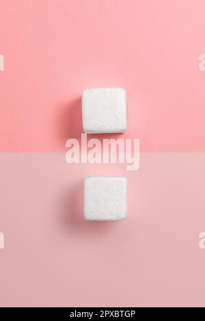 Weiße Styroporwürfel auf dem farbigen Schreibtisch. Brandneue Informationen. Stockfoto