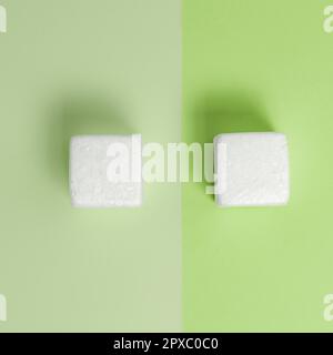Weiße Styroporwürfel auf dem farbigen Schreibtisch. Brandneue Informationen. Stockfoto