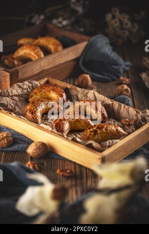 Stillleben von Bratislava Halbmond, traditionelles süßes Gebäck aus Bratislava, Slowakei Stockfoto