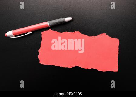 Wichtige Informationen, Die Unter Einem Zerrissenen Blatt Papier Vermerkt Sind. Neue Ideen Gezeigt. Stockfoto