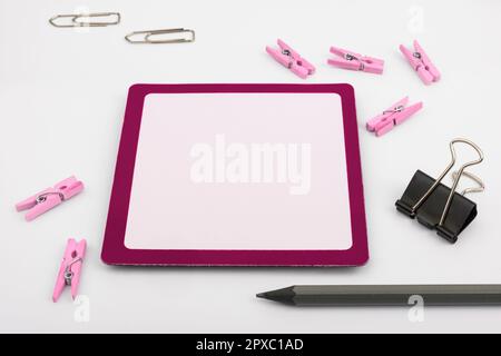 Wichtige Mitteilungen. Aufkleber Auf Dem Weißen Schreibtisch Mit Kleider. Stockfoto