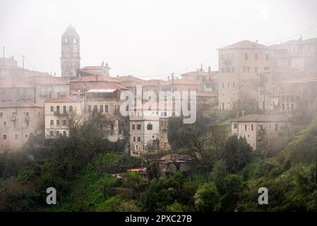 Dimitsana Dorf mit Wolken, Griechenland Stockfoto