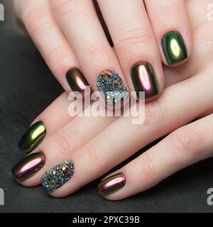 Wunderschöne, farbenfrohe Maniküre mit Strassstein. Nageldesign. Nahaufnahme. Stockfoto