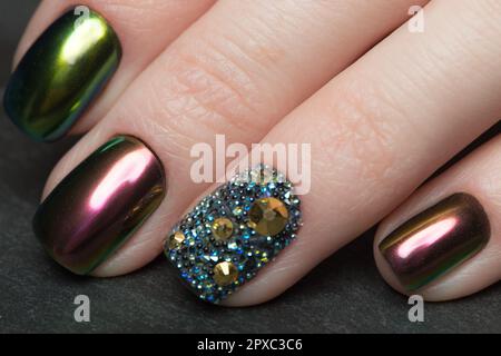 Wunderschöne, farbenfrohe Maniküre mit Strassstein. Nageldesign. Nahaufnahme. Stockfoto