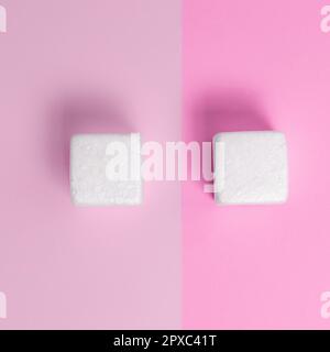 Weiße Styroporwürfel auf dem farbigen Schreibtisch. Brandneue Informationen. Stockfoto